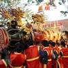 Người dân phường Đồng Kỵ đưa pháo từ Nhà truyền thống ra sân để chuẩn bị cho Lễ Rước pháo. (Ảnh: Thái Hùng/TTXVN)