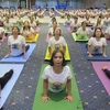 Hơn 600 người đồng diễn bài tập Yoga tại Phú Yên. (Ảnh: Xuân Triệu/TTXVN)