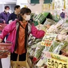 Người tiêu dùng mua sắm tại siêu thị ở Tokyo, Nhật Bản. (Ảnh: Kyodo/TTXVN)
