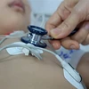 Một trẻ em mắc tay chân miệng điều trị tại Khoa Nhiễm-Thần kinh, Bệnh viện Nhi đồng 1 Thành phố Hồ Chí Minh. (Ảnh: TTXVN phát)