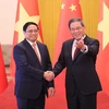 Thủ tướng Trung Quốc Lý Cường đón Thủ tướng Phạm Minh Chính. (Ảnh: Dương Giang/TTXVN)