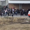 Người Palestine chạy trốn trong cuộc truy quét của binh sỹ Israel tại thành phố Jenin, Khu Bờ Tây ngày 19/6/2023. (Ảnh: AFP/TTXVN)
