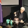 Nghệ nhân Sen Genshitsu giới thiệu nghệ thuật Trà đạo tại buổi lễ truyền thống với tên gọi “chia sẻ chén trà vì hòa bình” ở Sydney, Australia, ngày 9/6/2023. (Ảnh: Kyodo/TTXVN)