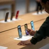 Điện thoại iPhone của Apple được trưng bày tại cửa hàng ở New York, Mỹ. (Ảnh: AFP/TTXVN)