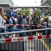 Hành khách chờ đợi tại sân bay quốc tế Geneva, Thụy Sĩ, trong thời gian diễn ra cuộc đình công của nhân viên sân bay ngày 30/6/2023. (Ảnh: AFP/TTXVN)