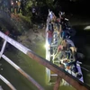 Chiếc xe đâm vào cầu Kotaleeya bắc qua sông Mahaweli tại khu vực thuộc địa phận Manampitiya và rơi xuống sông. (Nguồn: Lankaxpress)