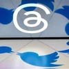 Biểu tượng ứng dụng Threads và Twitter. (Ảnh: AFP/TTXVN)