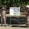 Cán bộ phụ trách giới thiệu các phương pháp hoạt động khảo sát, rà phá bom mìn tại Quảng Bình. (Ảnh: Đức Thọ/TTXVN)