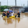 Lực lượng cứu hộ sơ tán người dân khỏi khu vực ngập lụt ở thành phố Gongju, Hàn Quốc ngày 15/7/2023. (Ảnh: Yonhap/TTXVN)