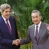 Đặc phái viên về khí hậu của Mỹ, ông John Kerry (trái) trong cuộc gặp với Chủ nhiệm Văn phòng Ủy ban Công tác Đối ngoại Trung ương Trung Quốc Vương Nghị (phải) tại Bắc Kinh, ngày 18/7/2023. (Ảnh: Kyodo/TTXVN)