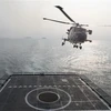 Trực thăng hạ cánh xuống tàu khu trục Eulji Mundeok của Hải quân Hàn Quốc trong cuộc tập trận bắn đạn thật ngoài khơi Taean ngày 4/1/2023. (Ảnh: Yonhap/TTXVN)