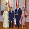Chủ tịch nước Võ Văn Thưởng và Phu nhân chụp ảnh chung với Ngài Hans Peter Doskozil, Thủ hiến bang Burgenland và Phu nhân. (Ảnh: Thống Nhất/TTXVN)