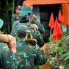 Các cán bộ, chiến sỹ trong một chiến dịch rà phá bom mìn. (Ảnh: Nam Thái/TTXVN)