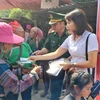 Phát tờ rơi tuyên truyền về phòng, chống mua bán người cho phụ nữ dân tộc thiểu số tại chợ trung tâm xã Tả Gia Khâu, huyện Mường Khương, tỉnh Lào Cai. (Ảnh: Hương Thu/TTXVN)