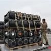 Lô tên lửa Javelins do Mỹ viện trợ được chuyển tới sân bay ở Kiev, Ukraine ngày 11/2/2022. (Ảnh: AFP/TTXVN)