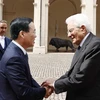 Tổng thống Italy Sergio Mattarella đón Chủ tịch nước Võ Văn Thưởng. (Ảnh: Thống Nhất/TTXVN)