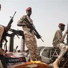 Các thành viên Lực lượng hỗ trợ nhanh Sudan tuần tra tại Abraq, cách thủ đô Khartoum khoảng 60km về phía Tây Bắc. (Ảnh: AFP/TTXVN)