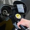 Bơm xăng cho phương tiện tại trạm xăng ở Essen, Đức. (Ảnh: AFP/TTXVN)