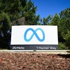 Biểu tượng của Meta tại lối vào trụ sở ở Menlo Park, California, Mỹ. (Ảnh: AFP/TTXVN)