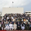 Thủ tướng Pakistan Shahbaz Sharif (thứ 7, phải, hàng đầu) chụp ảnh chung với các nghị sỹ Quốc hội tại Islamabad, ngày 9/8/2023. (Ảnh: AFP/TTXVN) 