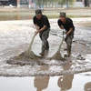 Binh sỹ giúp người dân dọn dẹp sau những trận mưa lớn gây ngập lụt ở Hà Bắc, Trung Quốc, ngày 10/8/2023. (Ảnh: THX/TTXVN)