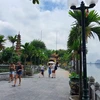 Du khách nước ngoài tham quan chùa Trấn Quốc, Tây Hồ, Hà Nội. (Ảnh: Huy Khánh/Vietnam+)
