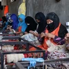 Phụ nữ Afghanistan làm việc tại một xưởng may ở tỉnh Herat ngày 7/8/2023. (Ảnh: AFP/TTXVN)