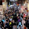 Người dân mua sắm tại khu chợ cổ Grand Bazaar ở Thủ đô Tehran, Iran ngày 28/9/2022. (Ảnh: AFP/TTXVN)