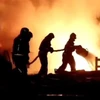 Lực lượng cứu hỏa dập lửa tại hiện trường vụ nổ trạm xăng ở Cộng hòa Dagestan, thuộc Liên bang Nga ngày 14/8/2023. (Ảnh: AFP/TTXVN)