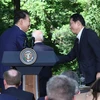 Thủ tướng Nhật Bản Fumio Kishida (phải) và Tổng thống Hàn Quốc Yoon Suk Yeol (trái) tại cuộc họp báo chung với Tổng thống Mỹ Joe Biden sau Hội nghị Thượng đỉnh Ba bên Mỹ-Nhật-Hàn ở Trại David, bang Maryland, Mỹ, ngày 18/8/2023. (Ảnh: Yonhap/TTXVN)