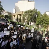 Người dân biểu tình phản đối việc báng bổ kinh Koran, bên ngoài Đại sứ quán Thụy Điển ở Tehran, Iran, ngày 21/7/2023. (Ảnh: AFP/TTXVN)