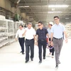 Đoàn đại biểu của Đại sứ quán Việt Nam tại Algeria tham quan nhà máy sản xuất sứ vệ sinh của Tập đoàn GFR tại tỉnh Chlef. (Ảnh: Trung Khánh/Vietnam+)