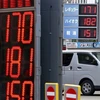 Bảng giá xăng dầu tại một trạm xăng ở Tokyo, Nhật Bản. (Ảnh: Kyodo/TTXVN)