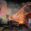 Lính cứu hỏa Romania nỗ lực dập lửa tại hiện trường vụ nổ trạm nhiên liệu hóa lỏng ở thị trấn Crevedia, ngày 27/8/2023. (Ảnh: AFP/TTXVN)