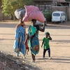 Người dân sơ tán tránh xung đột tại Khartoum, Sudan, ngày 19/4/2023. (Ảnh: AFP/TTXVN)
