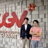 Đạo diễn phim trẻ người Việt Nam Lê Lâm Viên (phải) chụp ảnh cùng ông Ko Jae Soo (trái) - Giám đốc CJ CGV Việt Nam. (Ảnh: Nguyễn Diệp/TTXVN)