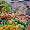 Người tiêu dùng chọn mua trái cây tại một siêu thị. (Ảnh: Nguyễn Thành/TTXVN)