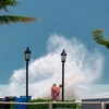 Sóng biển dâng cao và gió mạnh tại bờ biển Key West, bang Florida, Mỹ trước khi bão Idalia đổ bộ, ngày 29/8/2023. (Ảnh: AP/TTXVN)