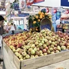Người tiêu dùng chọn mua trái cây tại một siêu thị ở Thành phố Hồ Chí Minh. (Ảnh: Mỹ Phương/TTXVN)