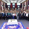 Bộ trưởng Bộ Thông tin Campuchia Neth Pheaktra chụp ảnh lưu niệm với tập thể lãnh đạo và nhân viên AKP. (Ảnh: AKP/TTXVN phát)