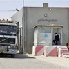 Xe tải đi qua cửa khẩu Kerem Shalom ở Dải Gaza. (Ảnh: AFP/TTXVN)
