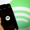 Biểu tượng nền tảng nghe nhạc trực tuyến Spotify trên điện thoại di động. (Ảnh: AFP/TTXVN)