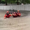Lực lượng cứu hộ sơ tán người dân khỏi vùng ngập lụt do ảnh hưởng của bão Haikui tại thành phố Hạ Môn, tỉnh Phúc Kiến, Trung Quốc ngày 4/9/2023. (Ảnh: AFP/TTXVN)