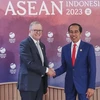 Tổng thống Indonesia Joko Widodo (phải) và Thủ tướng Australia Anthony Albanese tại cuộc gặp bên lề Hội nghị Cấp cao ASEAN lần thứ 43 ở Jakarta, ngày 7/9/2023. (Ảnh: AFP/TTXVN)