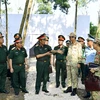 Thượng tướng Phùng Sĩ Tấn dẫn đầu đoàn kiểm tra của Bộ Quốc phòng kiểm tra công tác chuẩn bị tại thao trường diễn tập. (Nguồn: Báo Quân đội Nhân dân)