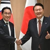 Tổng thống Hàn Quốc Yoon Suk Yeol (phải) và Thủ tướng Nhật Bản Fumio Kishida. (Nguồn: Reuters)