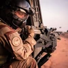 Binh sỹ Pháp tham gia chiến dịch Barkhane tuần tra quanh căn cứ quân sự gần Ouallam, Niger, ngày 15/7/2022. (Ảnh: AFP/TTXVN)