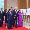 [Photo] Lãnh đạo Việt Nam và Hoa Kỳ tham quan trưng bày ảnh của TTXVN