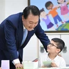 Tổng thống Hàn Quốc Yoon Suk Yeol (trái) thăm Trường Tiểu học Suwon, cách thủ đô Seoul 30km về phía Nam, ngày 3/7/2023. (Ảnh: Yonhap/TTXVN)