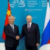Tổng thống Nga Vladimir Putin (phải) và Phó Thủ tướng Trung Quốc Trương Quốc Thanh. (Nguồn: AP)